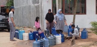 Kesulitan Air Bersih, Warga Bukit Raya Manfaatkan Sumur Bor Masjid