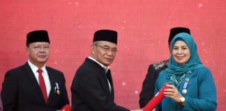 Gubernur Ansar dan Dewi Kumalasari Raih Penghargaan dari BKKBN