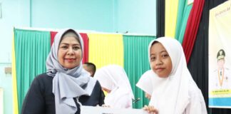Para Pelajar SMAN 1 Toapaya Bintan Menerima e-KTP SMAN 1 Toapaya Bintan
