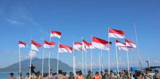 Polres Natuna Kibarkan Bendera Merah Putih di Pulau Terluar Perbatasan Malaysia bendera di pulau terluar
