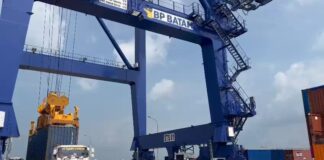 STS Crane Pelabuhan Batuampar Mulai Layani Bongkar Muat sts crane pelabuhan batuampar