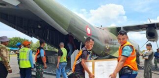 TNI AU Lanud RSA Natuna Bagikan Sembako Murah untuk Masyarakat