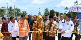 Resmikan Jalan Akses Baru SMAN 1 Singkep Pesisir, Ansar: Pelajar Kini Lebih Nyaman ke Sekolah Ketua TP-PKK Provinsi Kepri Dewi Kumalasari Ansar disaksikan Gubernur Kepri Ansar Ahmad resmikan Jalan baru menuju SMAN 1 Singkep Pesisir, Dabo, Kabupaten Lingga, Kamis (19/10/2023). (Foto: diskominfo kepri)