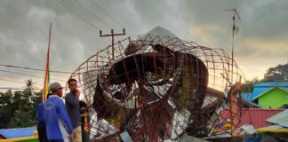 Kubah Masjid Al-Falah Teluk Uma Karimun Roboh Diterjang Angin Puting Beliung