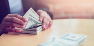 Gegara Kesal, Pengusaha Suruh Petugas Bank Hitung Manual Uang Rp 12,3 Miliar