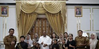 Ikuti Festival Model Batik di Jakarta, Bupati Lepas Keberangkatan Sanggar Modelling Karimun