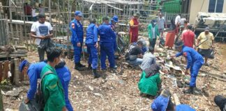Polairud Polresta Barelang Gandeng Warga Bersihkan Pantai Galang Baru