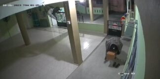 Maling Kotak Amal Masjid di Karimun Terekam CCTV