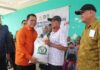 Gubernur Ansar Serahkan Bantuan Beras CPP Tahap II di Nongsa beras bantuan CPP nongsa