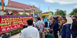 Muncul Papan Bunga Tandingan di Depan Pengadilan Negeri Batam