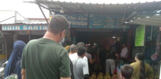 Warga Karimun Berdesakan Serbu Gas Elpiji 3 Kg di Pangkalan