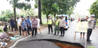 Jalan Raya Depan Perum Taman Asri Tiban Ambles, Arus Lalu Lintas Terganggu