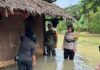 Kapolsek Meral Evakuasi Korban Banjir di Kelurahan Darussalam