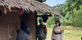 Kapolsek Meral Evakuasi Korban Banjir di Kelurahan Darussalam