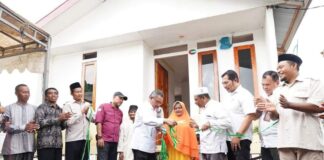 Jefridin Serahkan Bantuan Bedah Rumah untuk Warga Tanjung Gundap