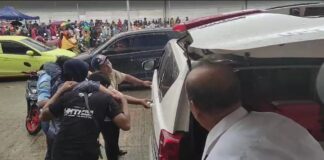 Satu Warga Pingsan Saat Antre Paket Sembako Murah warga pingsan antre sembako