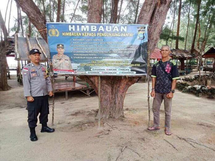 berwisata ke pantai trikora