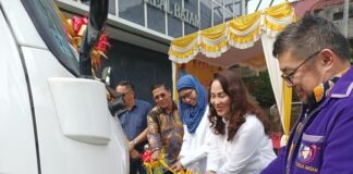 Cen Sui Lan Serahkan Bus Hibah untuk STT Real Batam STT Real Batam