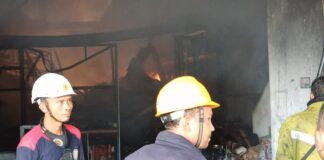 10 Unit Mobil Damkar Diterjunkan Padamkan Api di Gudang Kawasan Union