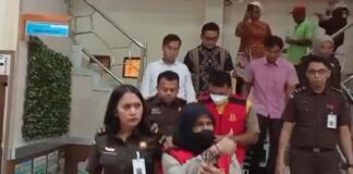 Digiring ke Mobil Tahanan, Tersangka Kasus Korupsi KONI Karimun Sempat Acungkan Jempol