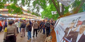 Ribuan Massa Dampingi Anies Dalam Kunjungan Pasar Tos 3000