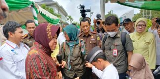 Mensos Risma Hadiri Program Pembagian Identitas Anak yang Ditaja Kejari Batam