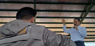 Massa Teriakkan Nama Amsakar Saat Anies Kampanye di MTC Nongsa anies kampanye di nongsa