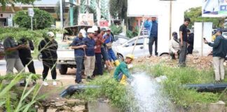 BP Batam dan PT ABHi Lakukan Flushing Jaringan Pipa Air flushing jaringan pipa air