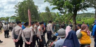 Warga Rempang Bentangkan Spanduk Tolak Relokasi Saat Groundbreaking Rumah Contoh Groundbreaking Rumah Contoh