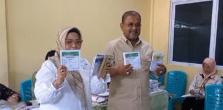 Bersama Sang Istri, Bupati Karimun Nyoblos di TPS 016 Sungai Lakam Barat