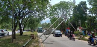 Truk Angkut Alat Berat Tabrak Rambu JPO Tembesi