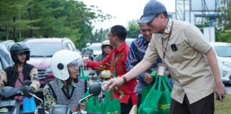 PN Batam Bagikan Takjil, Wujudkan Kepedulian di Bulan Ramadan PN Batam bagikan takjil
