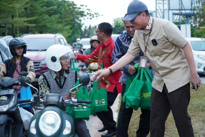 PN Batam bagikan takjil