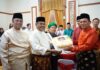 Hadiri Open House, Bupati Karimun Beri Kejutan Kue Ulang Tahun ke Gubernur Kepri