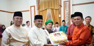 Hadiri Open House, Bupati Karimun Beri Kejutan Kue Ulang Tahun ke Gubernur Kepri