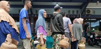 Warga Karimun Rela Antre Panjang untuk Dapatkan Gas Elpiji 3 Kg