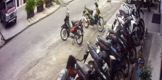 Seorang Pria di Karimun Terekam CCTv Curi HP di Dasbor Motor