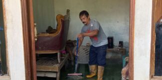 Kebanjiran, 25 KK di Kampung Tembesi Tower Mengungsi kampung tembesi tower kebanjiran