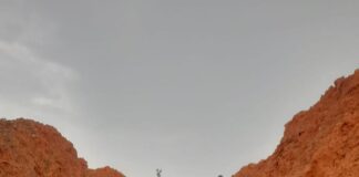 Personel Ditlantas Polda Kepri Bersihkan Lumpur dan Genangan Air di Bundaran Kabil