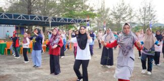 Kunker Ke Serasan, Bupati Natuna Ikut Senam Bersama Masyarakat