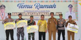 Gubernur Ansar Serahkan Bantuan untuk Natuna Sebesar Rp15,35 Miliar