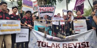 Jurnalis dan Mahasiswa Tanjungpinang – Bintan Unjuk Rasa Tolak RUU Penyiaran