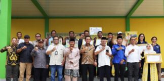 Gubernur Ansar Serahkan Berbagai Bantuan di Pulau Buluh