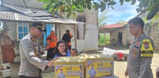 Polsek Gunung Kijang Beri Bantuan Korban Kebakaran di Kampung Banjar