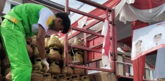 Warga Karimun Antre Panjang Saat Beli Gas Melon, Bupati Kaget