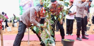 Polda Kepri Tanam Pohon dalam Rangka Hari Bhayangkara ke-78
