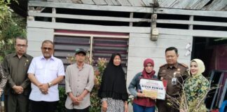 Kejari Karimun Bedah Tiga Rumah Tak Layak Huni di Desa Pongkar