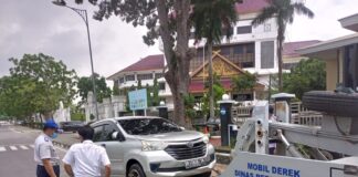 Dishub Derek Kendaraan Parkir Sembarangan di Tepi Jalan Batam Center