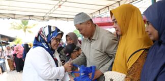 Kedekatan Marlin Dengan Warga Sagulung saat Bagikan 6.300 Paket Sembako Bersubsidi