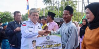 Kunker ke Lingga, Gubernur Ansar Serahkan Bantuan Rp1,12 Miliar ansar kunker ke lingga